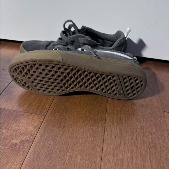 Grey vans.  Men’s 7, women’s 9. - Picture 2 of 3